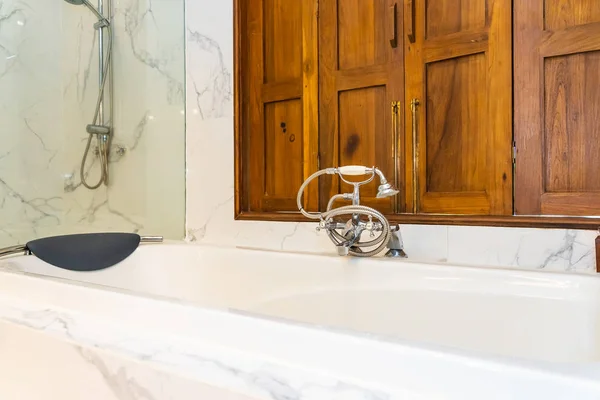 Красивый интерьер ванной комнаты с белой роскошной ванной — стоковое фото