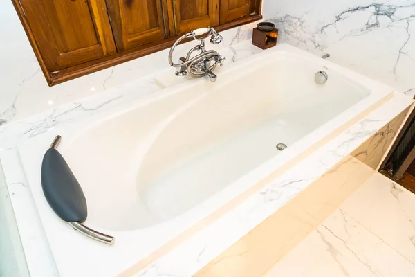 Piękna dekoracja wnętrz łazienki z białą luksusową kąpiel — Zdjęcie stockowe