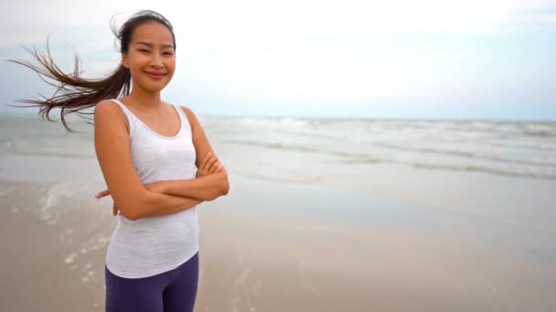 Imagens Bela Mulher Asiática Relaxante Praia Durante Férias Verão — Vídeo de Stock