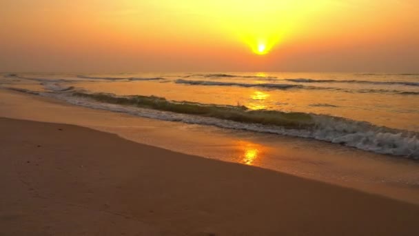Imágenes Tranquilas Hermoso Mar Ondulado Puesta Del Sol — Vídeo de stock