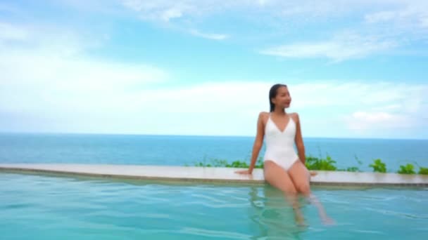 Imagens Bela Mulher Asiática Relaxante Piscina Hotel — Vídeo de Stock