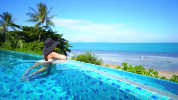 Imagens Bela Mulher Asiática Relaxante Piscina Hotel — Vídeo de Stock