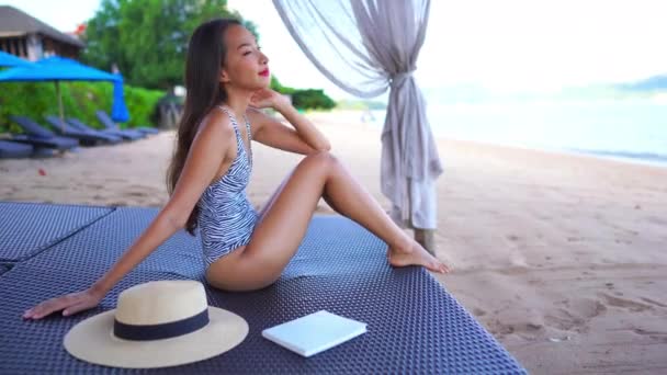 Zdjęcia Pięknej Azjatyckiej Kobiety Relaksującej Się Wybrzeżu Podczas Wakacji — Wideo stockowe