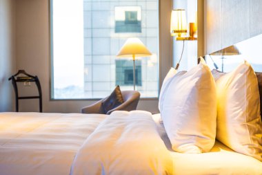 Yatakta güzel rahat beyaz yastık