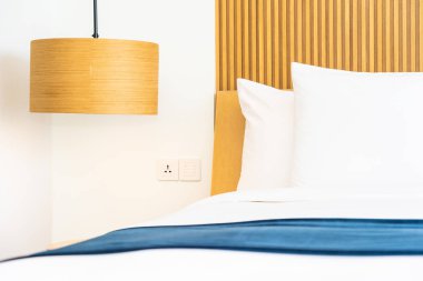 Yatak odasında yatak dekorasyonu güzel rahat yastık