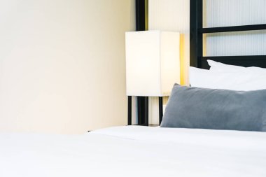 Hafif lamba ile yatakta güzel lüks rahat yastık