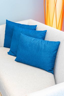 Oturma odasında dekorasyonda kanepe yastık