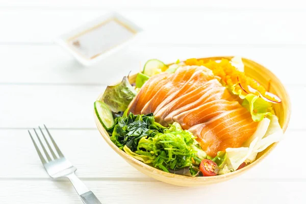 Salmão fresco cru peixe carne sashimi com algas marinhas e outros vegeta — Fotografia de Stock