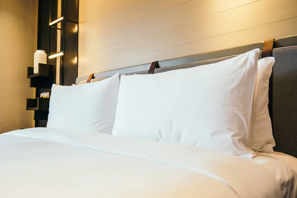 Weißes bequemes Kissen auf Bettdekoration — Stockfoto