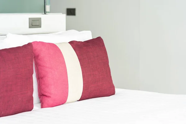 Mooie comfortabele hoofdkussen en dekens op bed decoratie — Stockfoto