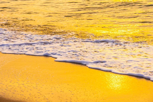 ภูมิทัศน์กลางแจ้งที่สวยงามของทะเลและชายหาดเขตร้อนที่พระอาทิตย์ตก — ภาพถ่ายสต็อก
