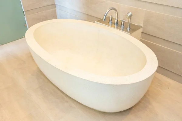 Hermosa elegancia de lujo bañera blanca y grifo de agua decorat — Foto de Stock