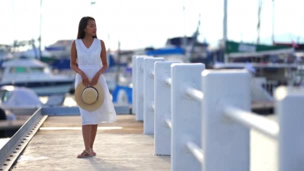 Séquences Belle Femme Asiatique Avec Chapeau Paille Debout Dans Port — Video