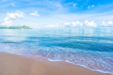 Beyaz bulut mavi gökyüzü ile güzel tropikal plaj deniz Okyanusu ve