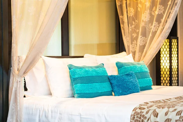 Удобная роскошная белая подушка и одеяло на кровати — стоковое фото