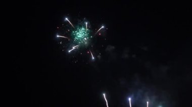 Gece gökyüzünde patlayan havai fişeklerin yakın çekim görüntüleri.