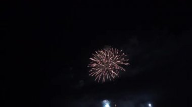 Gece gökyüzünde patlayan havai fişeklerin yakın çekim görüntüleri.