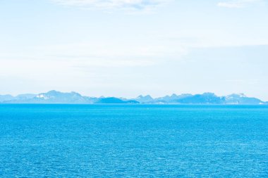 Zekâ etrafında beyaz bulut mavi gökyüzü ile güzel açık deniz okyanusu