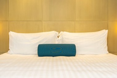 Yatak dekorasyon iç güzel beyaz yastık ve battaniye