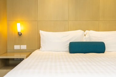 Yatak dekorasyon iç güzel beyaz yastık ve battaniye