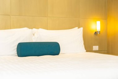 Yatak dekorasyon iç güzel beyaz yastık ve battaniye