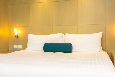 Yatak dekorasyon iç güzel beyaz yastık ve battaniye