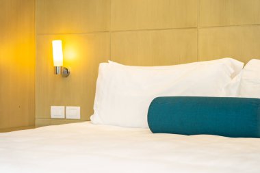 Yatak dekorasyon iç güzel beyaz yastık ve battaniye