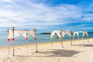 Şemsiye sandalye ile güzel açık tropikal plaj deniz Okyanusu
