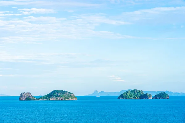 Mar exterior bonito oceano com céu azul nuvem branca em torno sagacidade — Fotografia de Stock