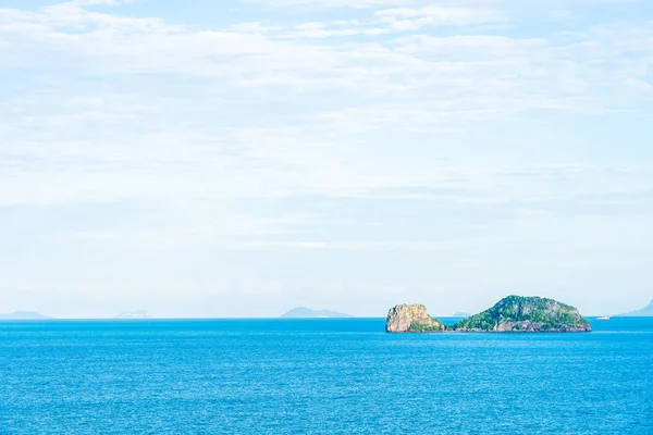 Mar exterior bonito oceano com céu azul nuvem branca em torno sagacidade — Fotografia de Stock