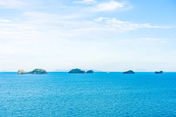 Hermoso mar al aire libre océano con nubes blancas cielo azul alrededor del ingenio — Foto de Stock