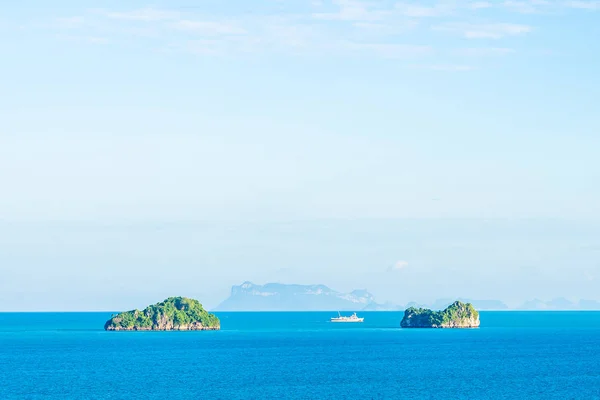 Mar exterior bonito oceano com céu azul nuvem branca em torno sagacidade — Fotografia de Stock