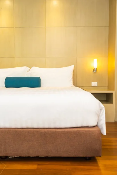 Almofada branca bonita e cobertor na cama decoração interior — Fotografia de Stock