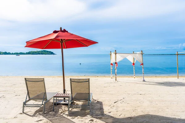 Vackra utomhus tropiska stranden havet med paraply stol a — Stockfoto