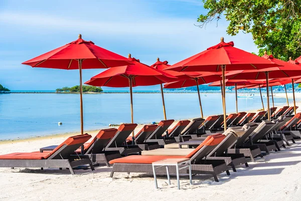 Hermosa playa tropical al aire libre mar océano con sombrilla silla a — Foto de Stock