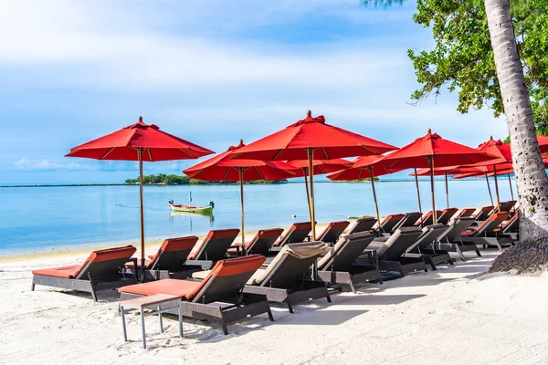 Hermosa playa tropical al aire libre mar océano con sombrilla silla a — Foto de Stock