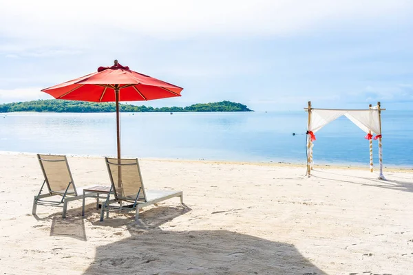 Hermosa playa tropical al aire libre mar océano con sombrilla silla a — Foto de Stock