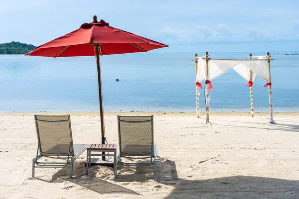 Vackra utomhus tropiska stranden havet med paraply stol a — Stockfoto