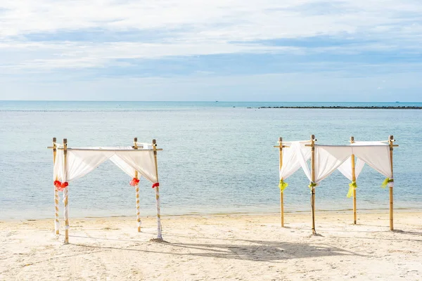 Bella spiaggia tropicale all'aperto oceano mare con ombrellone sedia a sdraio a — Foto Stock