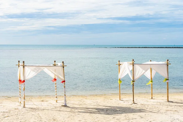 Bella spiaggia tropicale all'aperto oceano mare con ombrellone sedia a sdraio a — Foto Stock