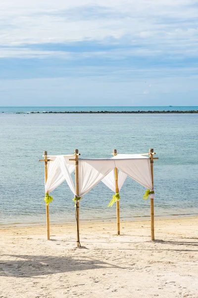 Όμορφη εξωτερική τροπική παραλία θάλασσα ωκεανός με καρέκλα ομπρέλα ένα — Φωτογραφία Αρχείου