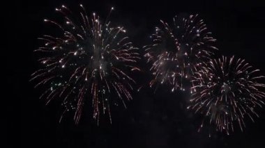 Gece gökyüzünde patlayan havai fişeklerin yakın çekim görüntüleri.