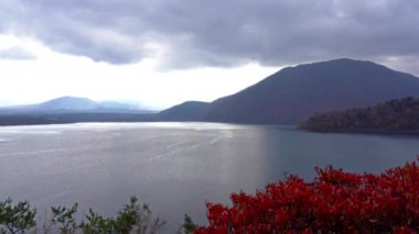 Güzel dağ gölünün manzaralı görüntüleri