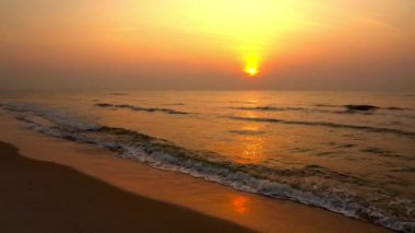 günbatımı güzel dalgalı denizde sakin görüntüleri