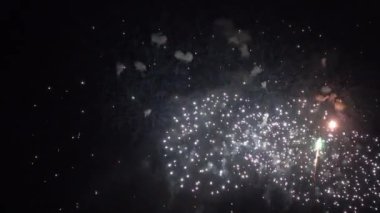 Gece gökyüzünde patlayan havai fişeklerin yakın çekim görüntüleri.