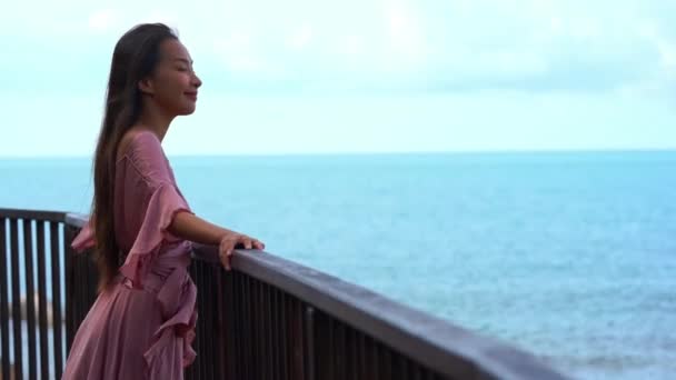 Séquences Belle Femme Asiatique Détendre Sur Bord Mer Pendant Les — Video