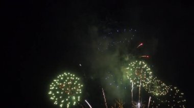 Gece gökyüzünde patlayan havai fişeklerin yakın çekim görüntüleri.