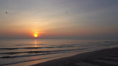 günbatımı güzel dalgalı denizde sakin görüntüleri