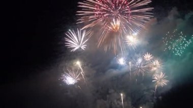 Gece gökyüzünde patlayan havai fişeklerin yakın çekim görüntüleri.
