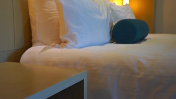 Πλάνα Από Πολυτελή Επιπλωμένη Κρεβατοκάμαρα Στο Ξενοδοχείο — Αρχείο Βίντεο